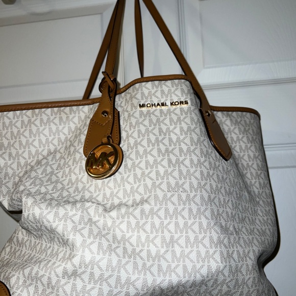 Authentic Michael Kors gently used large handbag - Picture 2 of 3
